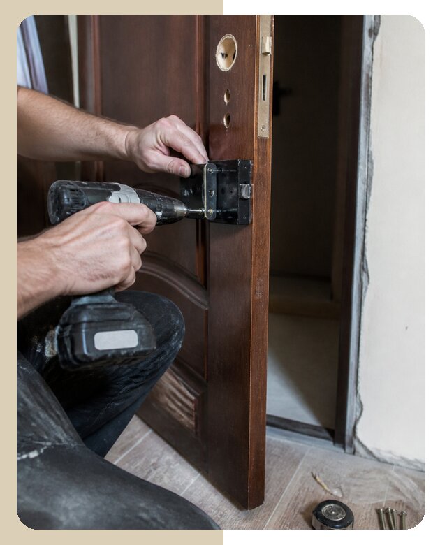 Профессиональный монтаж накладного замка на дверь в Наро-Фоминске